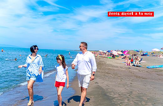 Zandstrand, familie op camping CAPFUN Europing in Tarquinia (01).
