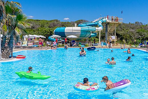 Buitenzwembad met gigantische waterglijbaan op camping CAPFUN Europing in Tarquinia (01).