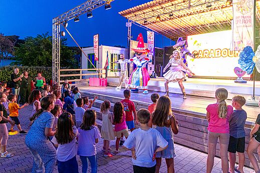 Animatieshow voor kinderen op het podium van camping CAPFUN Europing in Tarquinia (01).