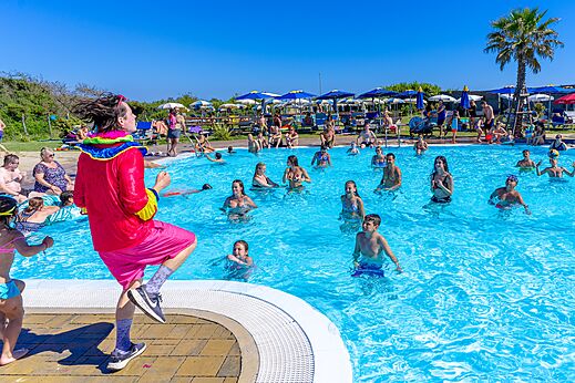 Animatie en wateractiviteiten in het zwembad op camping CAPFUN Europing in Tarquinia (01).