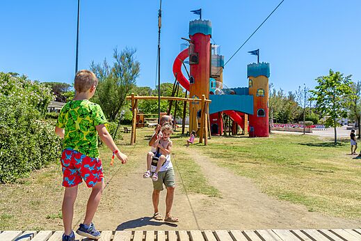 Zipline en kasteel speeltuin met glijbanen op CAPFUN Europing in Tarquinia.