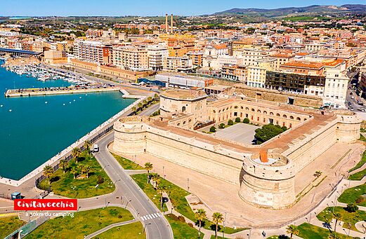 Haven van Civitavecchia met fort Michelangelo, bezienswaardigheid nabij de camping.