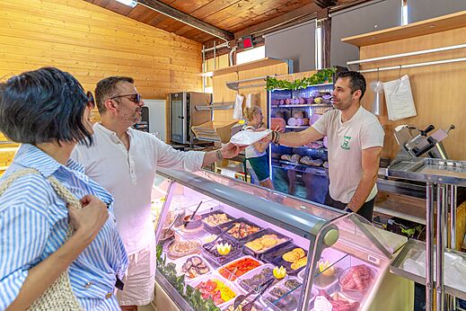 Klant koopt bereide maaltijden in de supermarkt van camping CAPFUN Europing in Tarquinia.