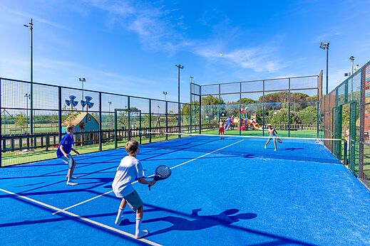Blauwe padelbaan met kinderen spelend op camping CAPFUN Europing in Tarquinia.