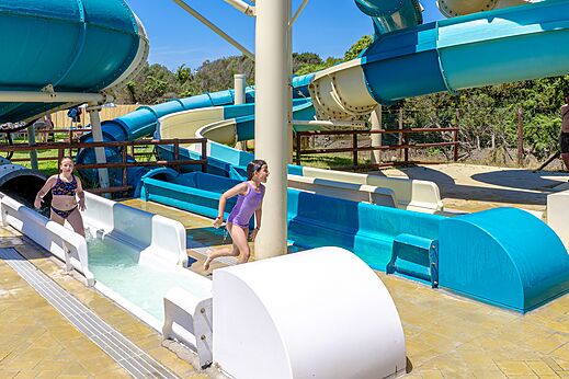 Waterglijbanen en buitenzwembad op camping CAPFUN Europing in Tarquinia (01).