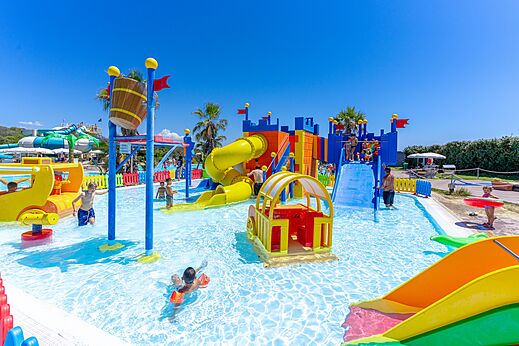Kleurrijke waterspeeltuin met glijbanen voor kinderen op camping CAPFUN Europing in Tarquinia (01).