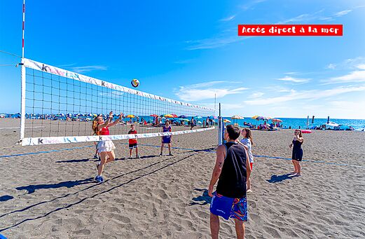 Beachvolleybalwedstrijd op het zandstrand bij camping CAPFUN Europing in Tarquinia (01).