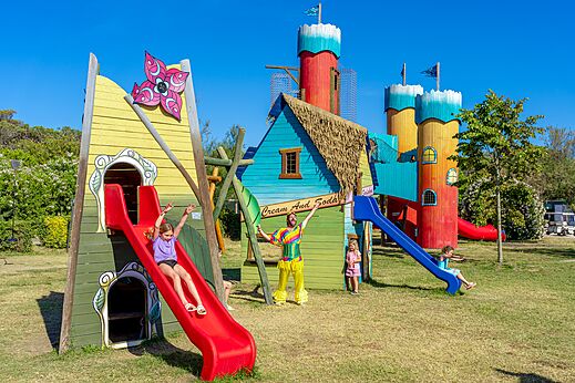 Kleurrijke speeltuin met glijbanen en kinderen op camping CAPFUN Europing in Tarquinia (01).