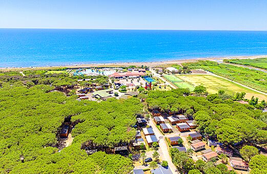 Luchtfoto camping, waterpark, strand, stacaravans CAPFUN Europing in Tarquinia (01).