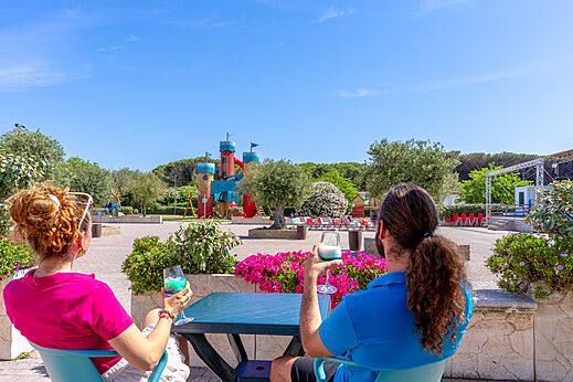 Kasteel speeltuin en buiten animatie podium op camping CAPFUN Europing in Tarquinia (01).