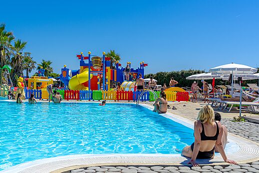 Buitenzwembad met glijbanen en waterspelen op camping CAPFUN Europing in Tarquinia (01).