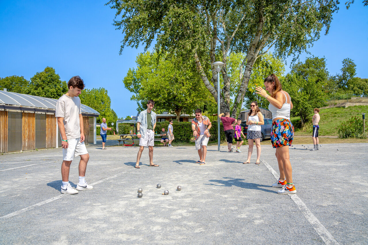 Levendig potje jeu de boules op camping CAPFUN L'Eve in Saint-Marc-sur-Mer (44).