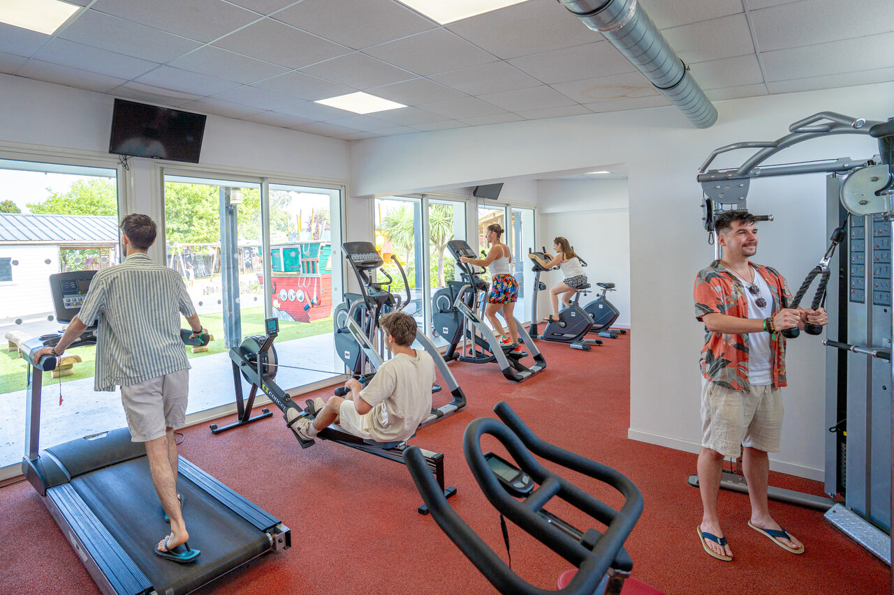 Moderne sportzaal, fitnessapparaten op camping CAPFUN L'Eve in Saint-Marc-sur-Mer.