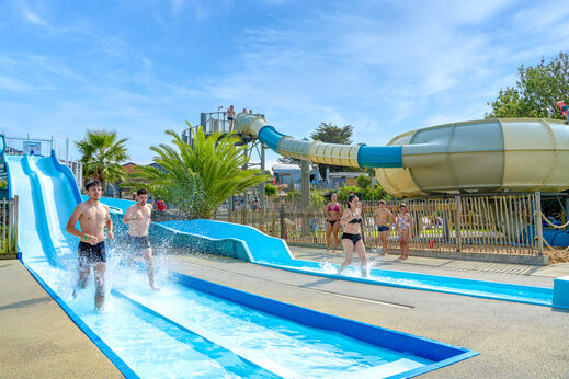 Waterglijbanen en zwembad van camping CAPFUN L'Eve in Saint-Marc-sur-Mer (44).