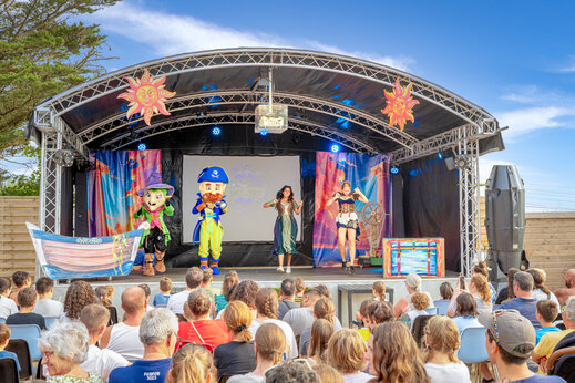 Animatieshow op buitenpodium met mascottes en artiesten op camping CAPFUN L'Eve in Saint-Marc-sur-Mer (44).