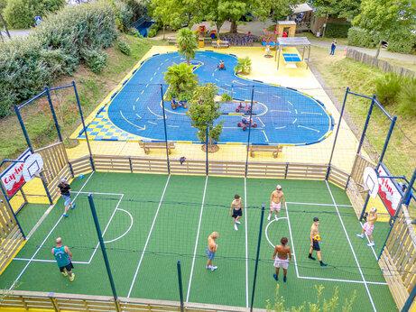 Multisportterrein en speelbaan op camping CAPFUN L'Eve (44).