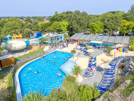 Buitenzwembad, waterglijbanen en spelletjes op CAPFUN L'Eve, Saint-Marc-sur-Mer (44).