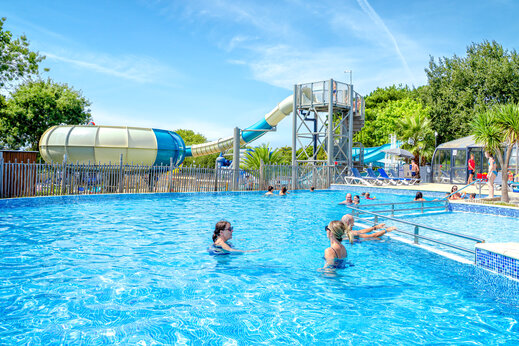 Buitenzwembad en waterglijbanen op camping CAPFUN L'Eve in Saint-Marc-sur-Mer (44).