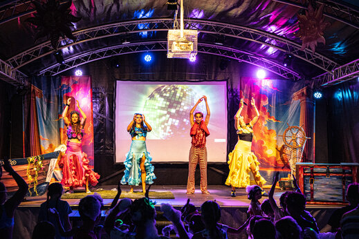 Dansshow op podium met groot scherm op camping CAPFUN L'Eve in Saint-Marc-sur-Mer.