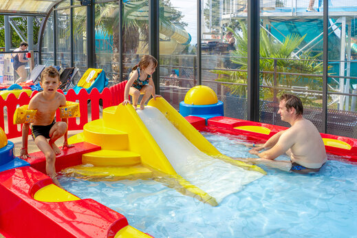 Overdekt zwembad, glijbaan en kinderspelen op CAPFUN L'Eve in Saint-Marc-sur-Mer.
