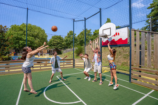 Basketbalspelers op multisportterrein op camping CAPFUN L'Eve in Saint-Marc-sur-Mer (44).