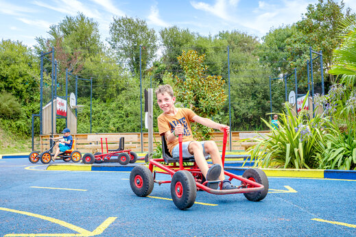 Kinderen spelen met skelters op een baan op camping CAPFUN L'Eve in Saint-Marc-sur-Mer (44).