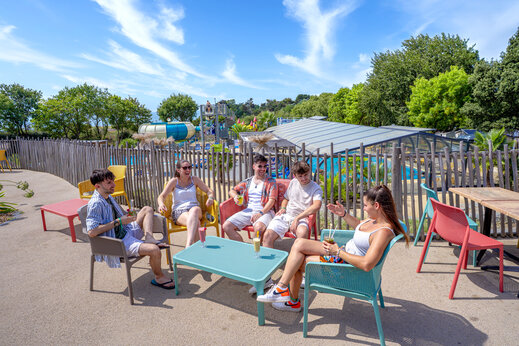 Vrienden ontspannen aan de bar van camping CAPFUN L'Eve in Saint-Marc-sur-Mer (44).