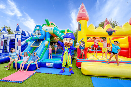 Opblaasbare spelen, kinderen en mascotte op CAPFUN L'Eve, Saint-Marc-sur-Mer (44).