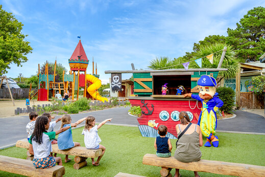 Speeltuin met kasteel en poppenkastvoorstelling op camping CAPFUN L'Eve in Saint-Marc-sur-Mer.