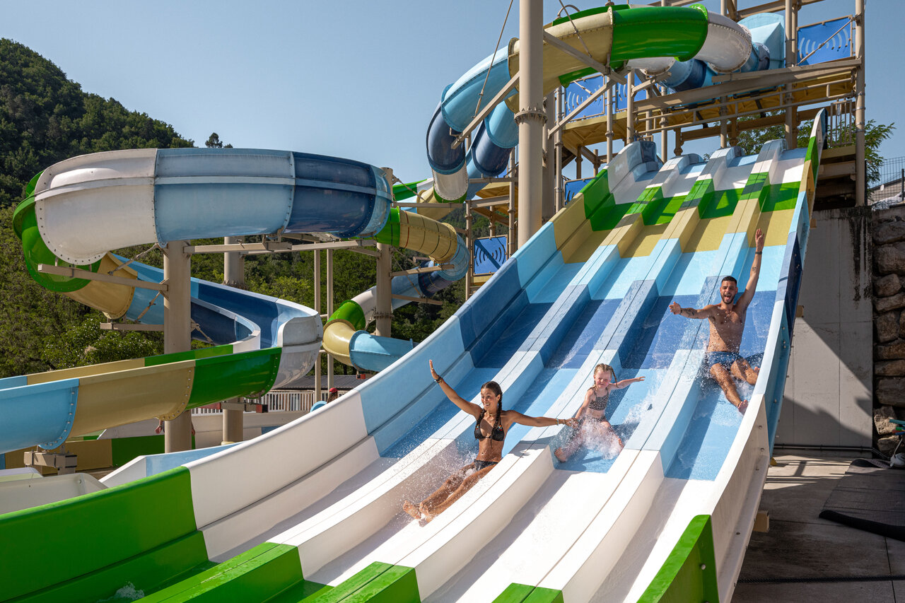 Waterglijbanen en buitenzwembad met families op camping CLICOCHIC Eyrieux in Les OLLIERES-SUR-EYRIEUX.