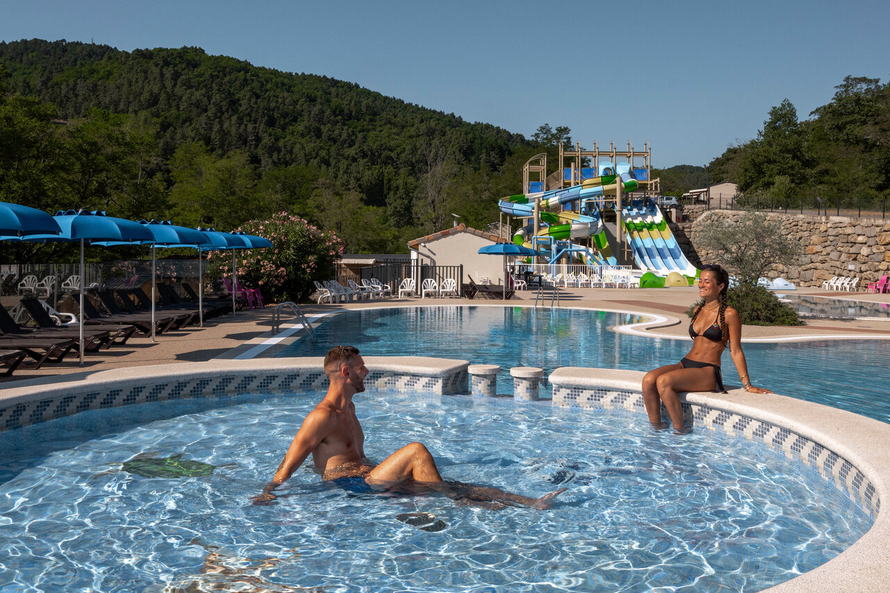 Buitenzwembad, waterglijbanen, jacuzzi op camping CLICOCHIC Eyrieux Les OLLIERES-SUR-EYRIEUX.