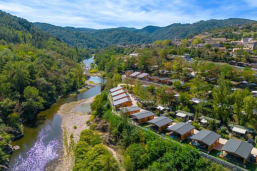 Luchtfoto moderne stacaravans, rivier en natuur op camping CLICOCHIC Eyrieux in Les OLLIERES-SUR-EYRIEUX.