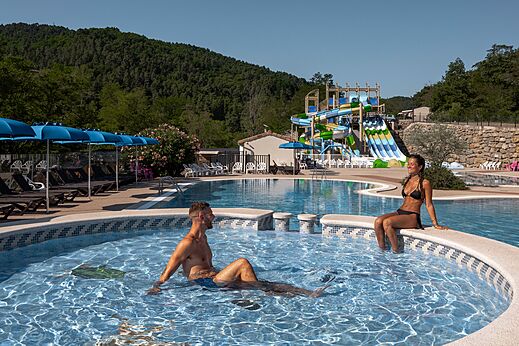 Buitenzwembad en glijbanen op camping CLICOCHIC Eyrieux in Les OLLIERES-SUR-EYRIEUX.