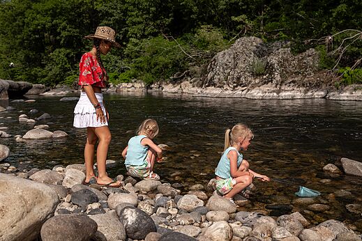 Kinderen spelen in de natuurlijke rivier op camping CLICOCHIC Eyrieux in Les OLLIERES-SUR-EYRIEUX.