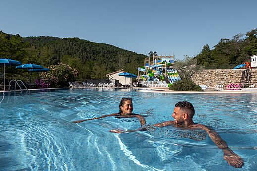 Buitenzwembad en waterglijbanen op camping CLICOCHIC Eyrieux in Les OLLIERES-SUR-EYRIEUX.