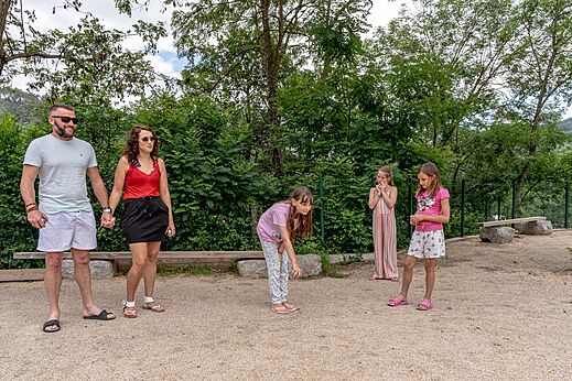 Familie speelt jeu de boules op het terrein van camping CLICOCHIC Eyrieux.