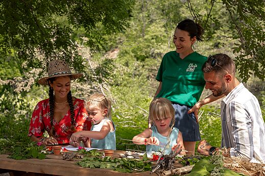 Creatieve kinderworkshop met natuurelementen en animatoren op camping CLICOCHIC Eyrieux in Les OLLIERES-SUR-EYRIEUX.