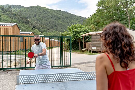Tafeltennis op buitentafel op camping CLICOCHIC Eyrieux in Les OLLIERES-SUR-EYRIEUX.