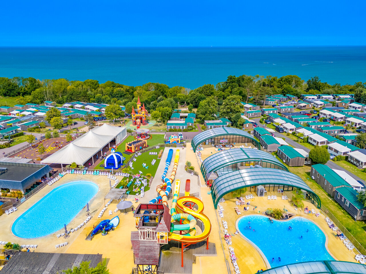 Waterpark, stacaravans op camping CAPFUN Falaises, Gonneville sur Mer (14).