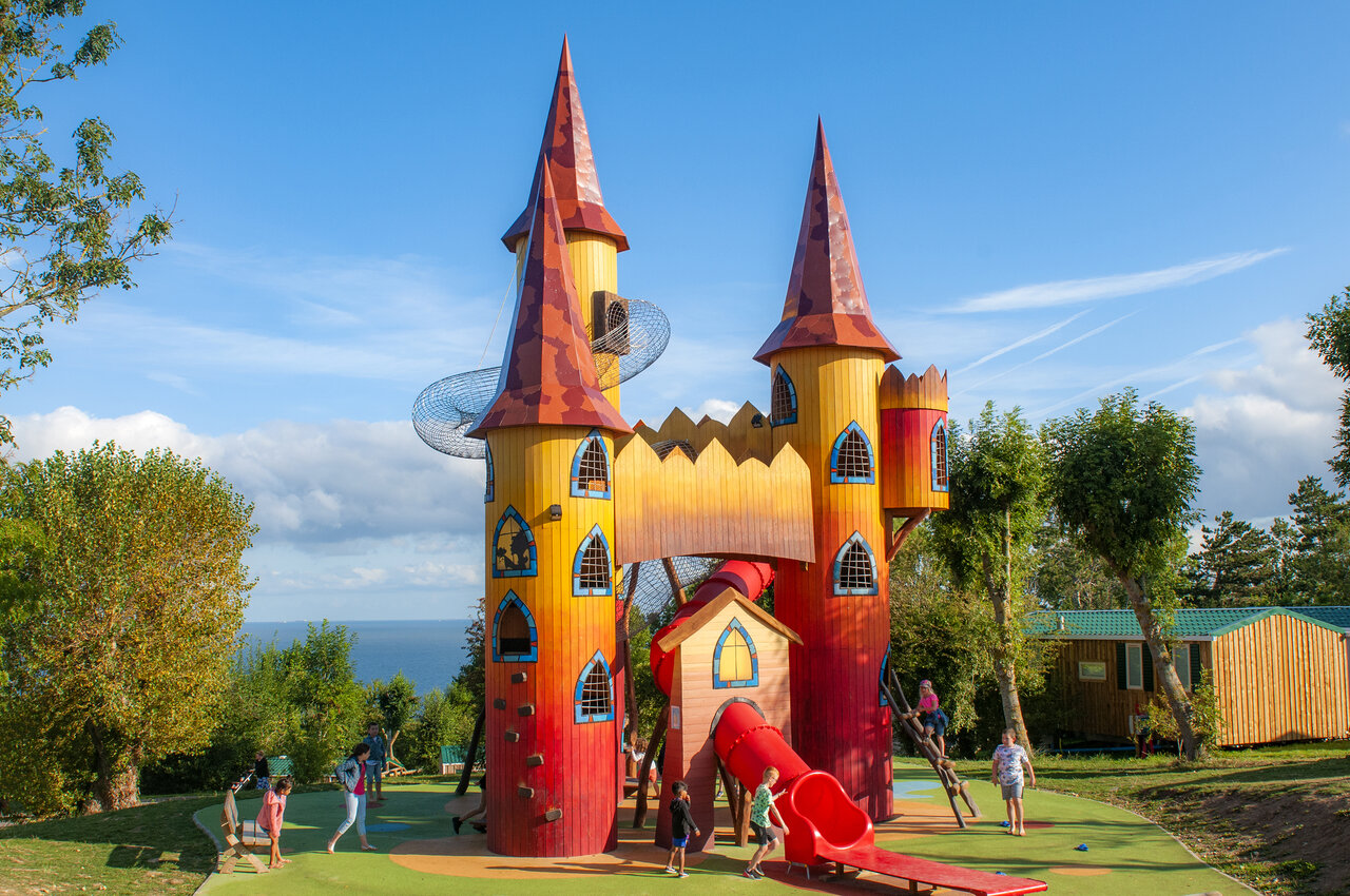 Reusachtig kasteel speeltuin, glijbanen, kinderen, camping CAPFUN Falaises, Gonneville (14).