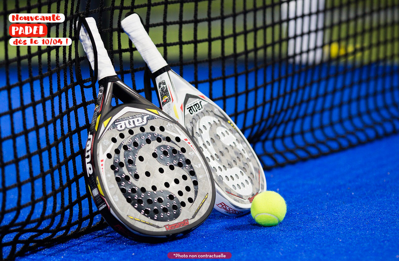 Padel rackets en bal op baan, op camping CAPFUN Falaises in Gonneville sur Mer.