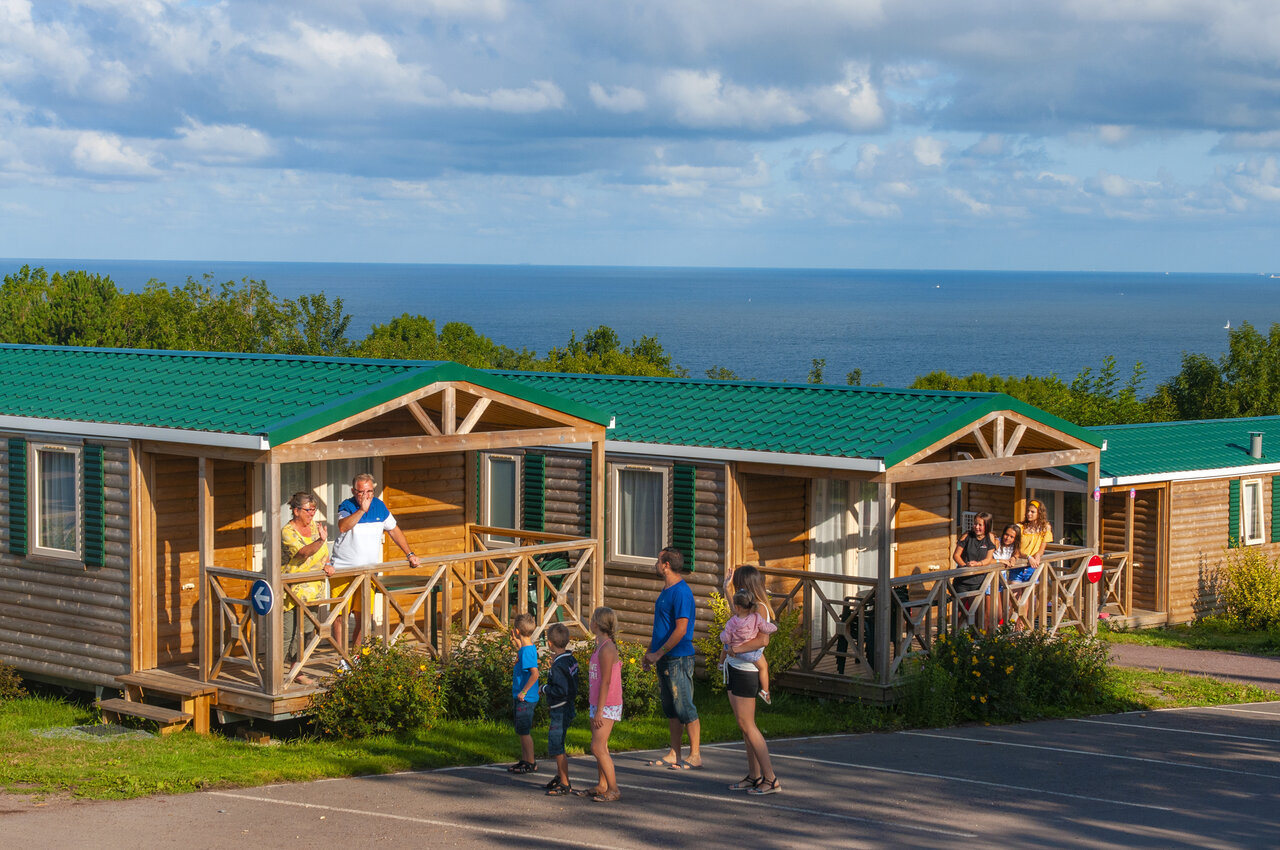 Houten Mobil-homes met terrassen, zeezicht, camping CAPFUN Falaises Gonneville sur Mer.