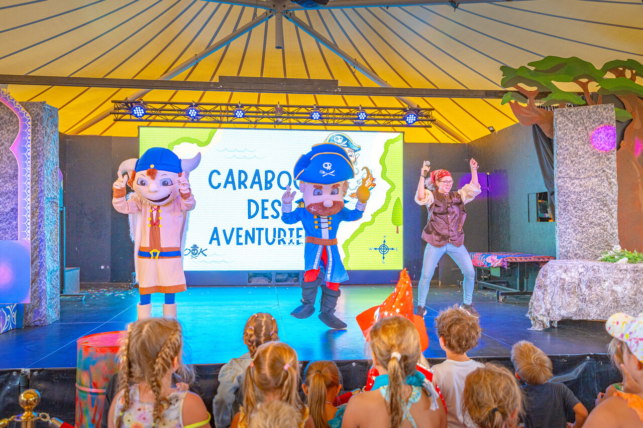 Animatieshow met mascottes en kinderen op camping CAPFUN Falaises in Gonneville sur Mer.