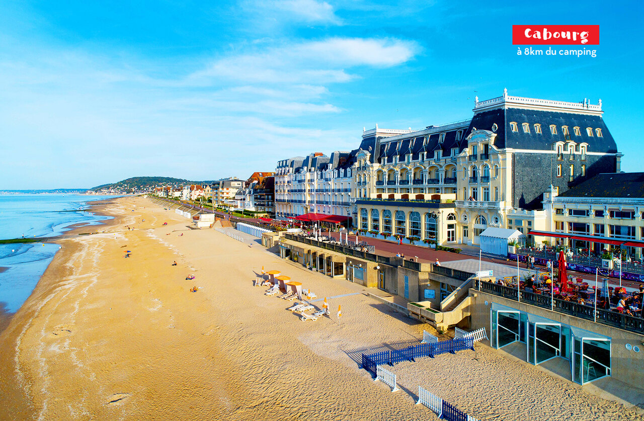 Strand van Cabourg en Grand Hotel, bezienswaardigheid nabij de camping.