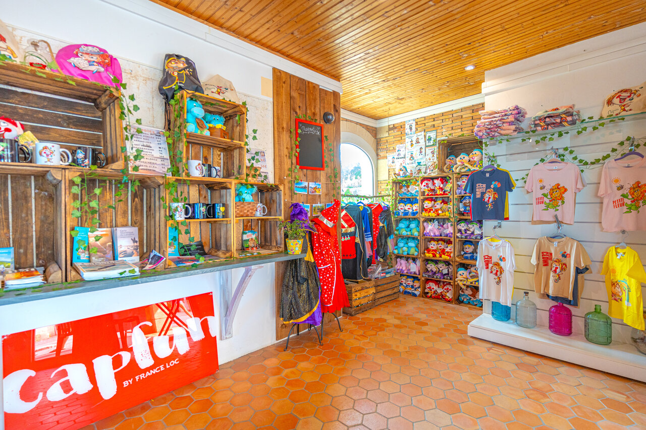 Souvenirwinkel met knuffels, t-shirts en kostuums op camping CAPFUN Falaises in Gonneville sur Mer.