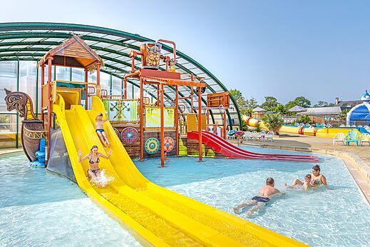 Waterglijbanen, waterspellen en zwembad op camping CAPFUN Falaises in Gonneville sur Mer (14).