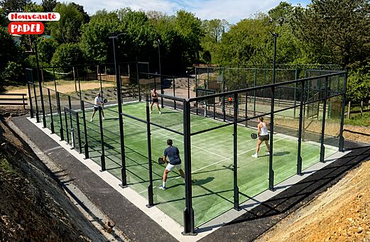 Nieuw padelveld met spelers op camping CAPFUN Falaises in Gonneville sur Mer.