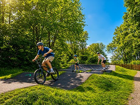 Pump track voor fiets, scooter en skateboard op camping CAPFUN Falaises.