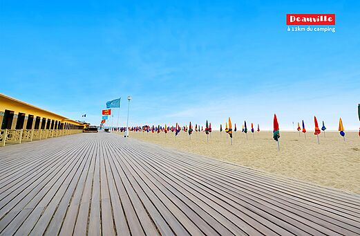 Beroemde houten promenade van Deauville en strand met kleurrijke parasols in Normandi�.