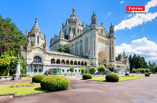 Basiliek Sainte-Thérèse van Lisieux, historisch monument te bezoeken in Normandië.